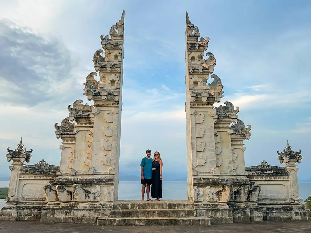 Du khách thích thú check-in tại Cổng Trời Bali với khung cảnh hùng vĩ và huyền ảo
