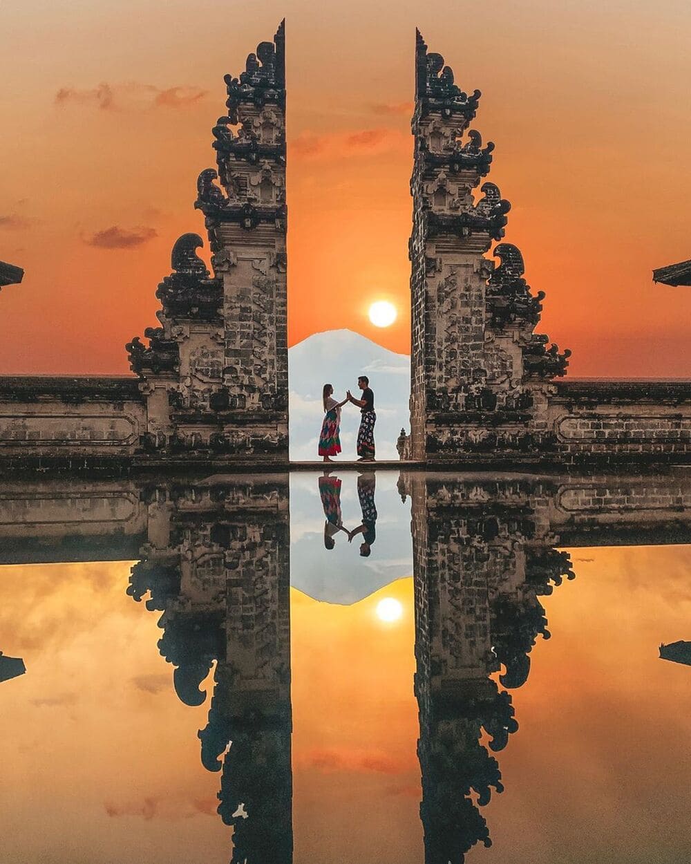 Cổng Trời Bali rực rỡ trong ánh hoàng hôn, tạo nên khung hình đầy mê hoặc