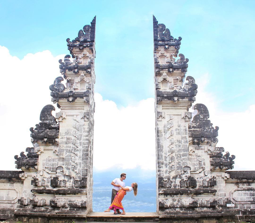 Chuẩn bị dáng chụp và chọn góc sáng đẹp giúp bức ảnh tại Cổng Trời Bali thêm ấn tượng