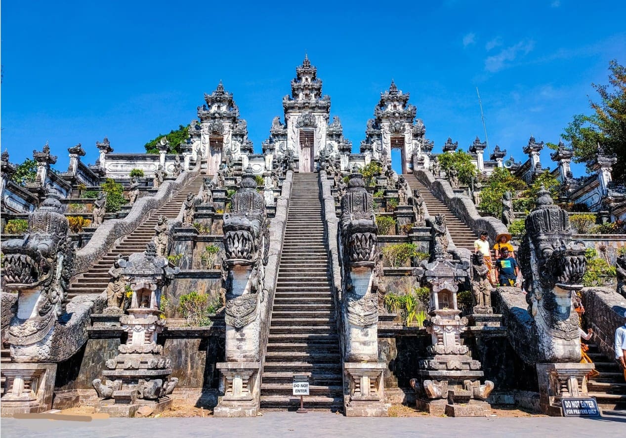 Đền Lempuyang được xây dựng từ thế kỷ 8, là biểu tượng tâm linh lâu đời của Bali