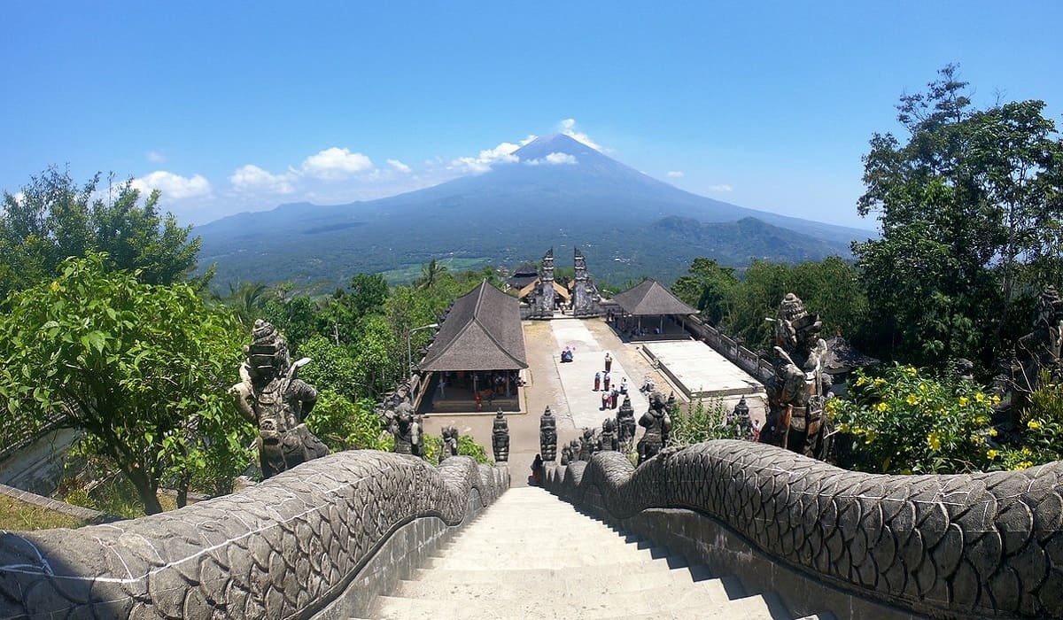 Du khách có thể đến Đền Lempuyang bằng xe ô tô hoặc xe máy từ Ubud khoảng hơn 2 giờ