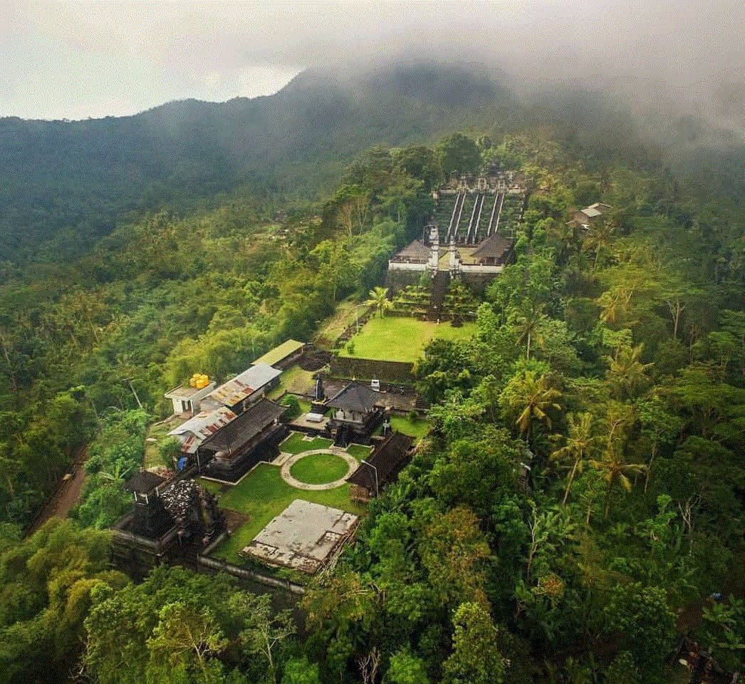 Đền Lempuyang nổi bật với kiến trúc Hindu cổ điển phân tầng hài hòa cùng thiên nhiên