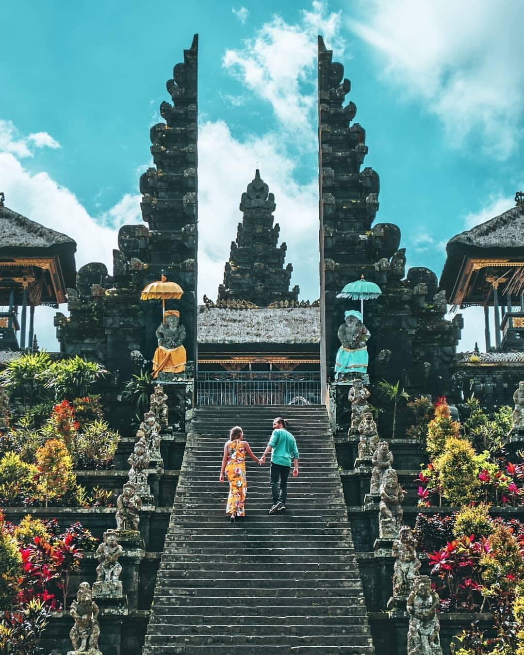 Từ chân núi đến đỉnh đền, mỗi bậc thang và tháp đều mang đậm dấu ấn tâm linh Bali