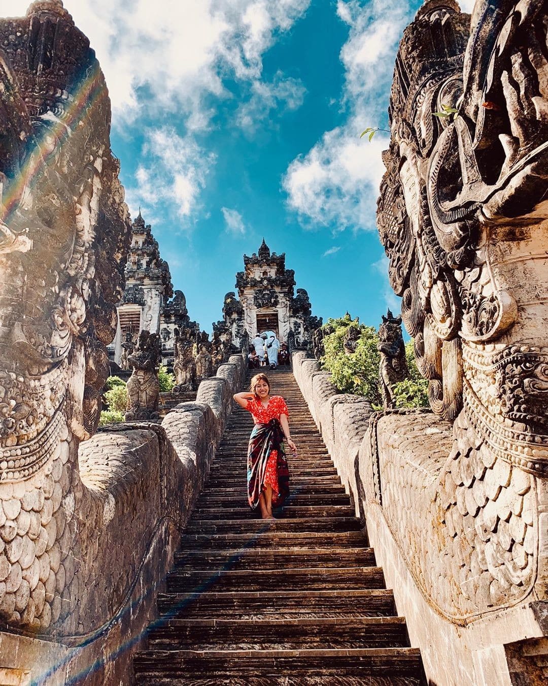 Những cổng trắng chạm khắc tinh xảo tạo nên vẻ uy nghi và linh thiêng cho ngôi đền