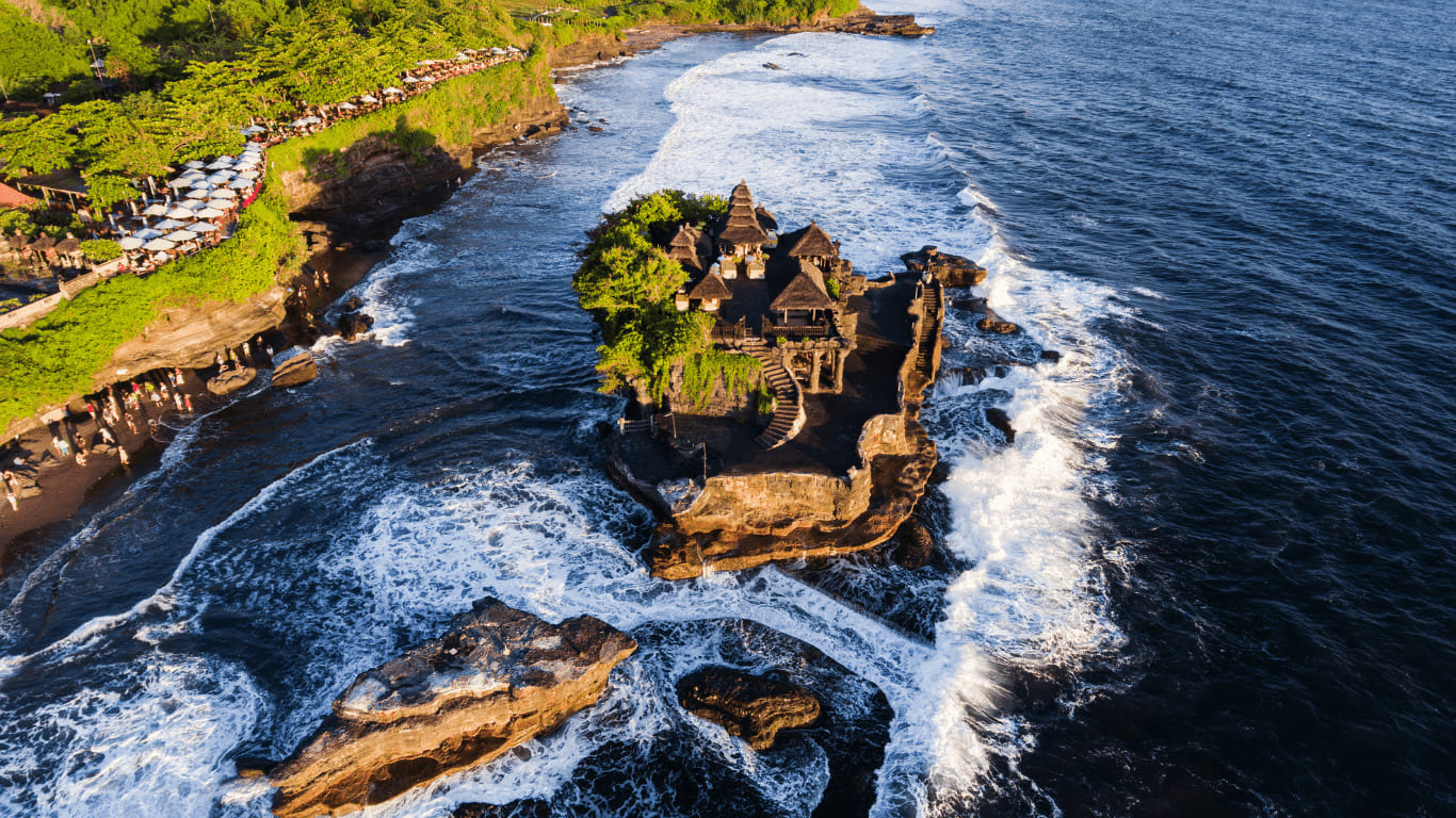 Đền Tanah Lot – ngôi đền biển huyền thoại nằm trên ghềnh đá giữa sóng vỗ Bali