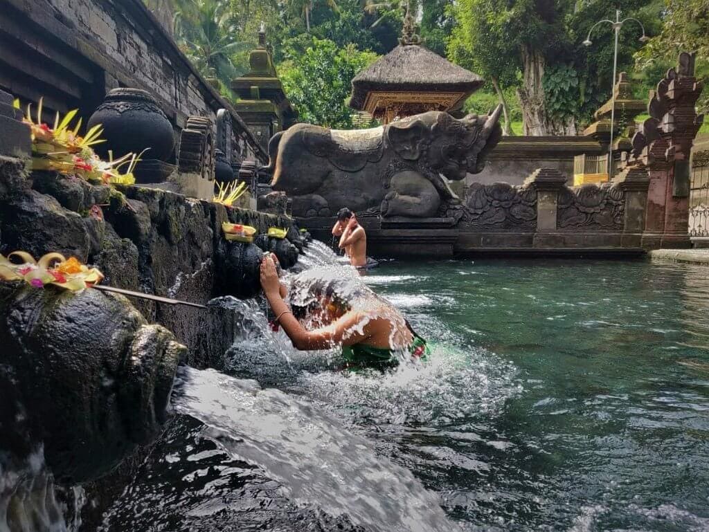 Đền Tirta Empul – ngôi đền thiêng với suối nước thánh, nơi du khách cầu nguyện và gột rửa tâm hồn