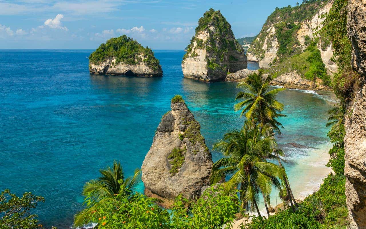 nusa penida Diamond Beach nổi tiếng với cát trắng mịn và những khối đá vôi tuyệt đẹp