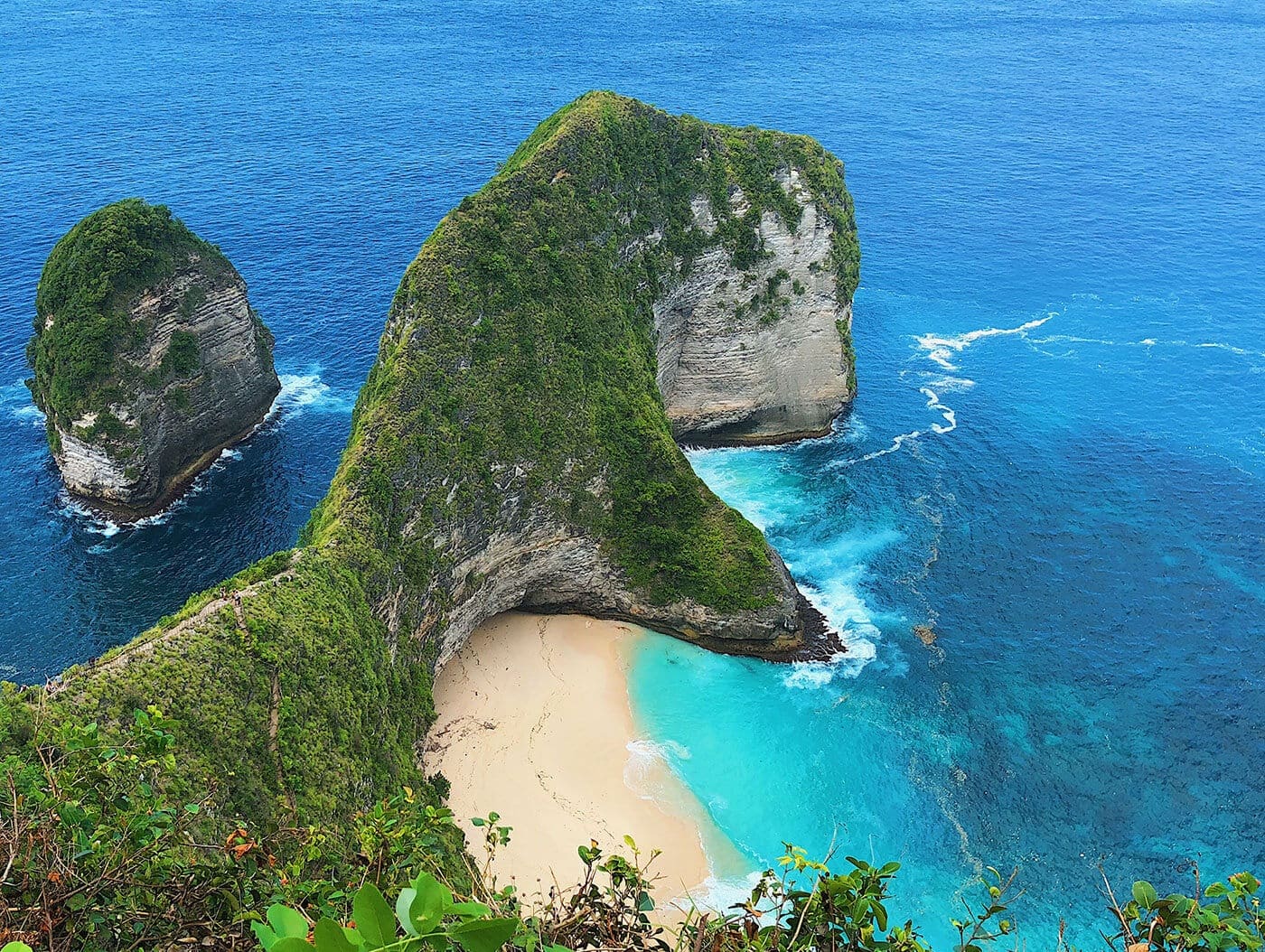 nusa penida Kelingking Beach gây ấn tượng với vách đá hình khủng long và biển xanh mê hoặc