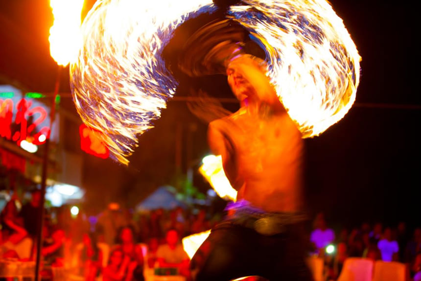 koh phi phi Tham gia múa lửa và tiệc đêm để trải nghiệm không khí sôi động trên bãi biển Koh Phi Phi