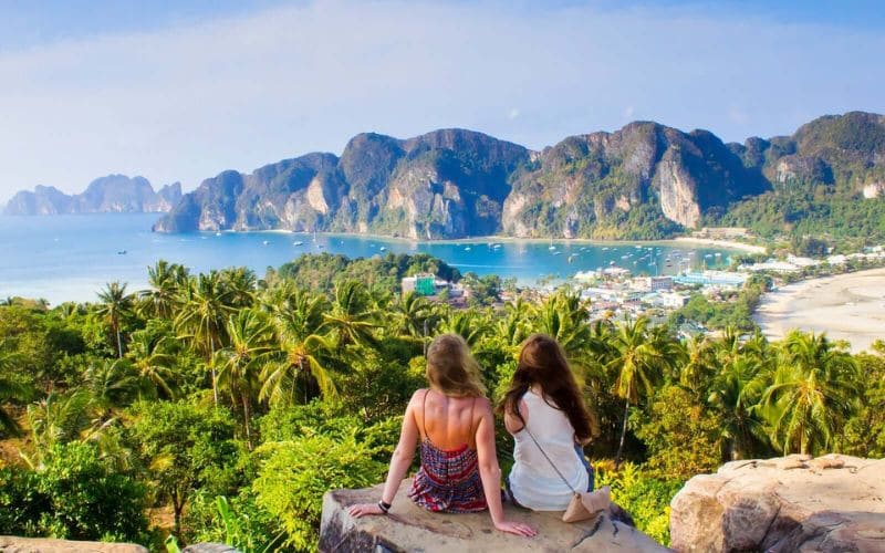 koh phi phi Check-in Koh Phi Phi Don để tận hưởng khung cảnh làng biển xanh mát và những góc sống ảo tuyệt đẹp