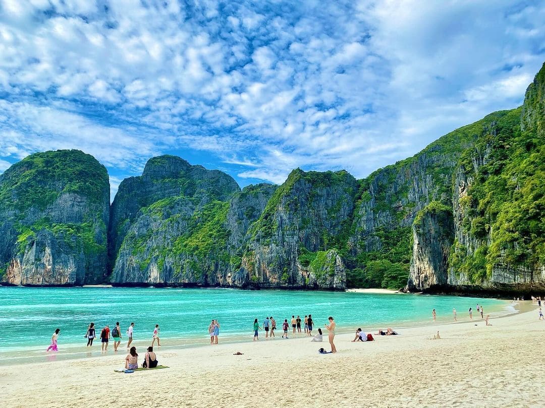 koh phi phi Thư giãn tại Koh Phi Phi Leh và vịnh Maya, nơi biển xanh, cát trắng và khung cảnh yên bình chờ bạn khám phá