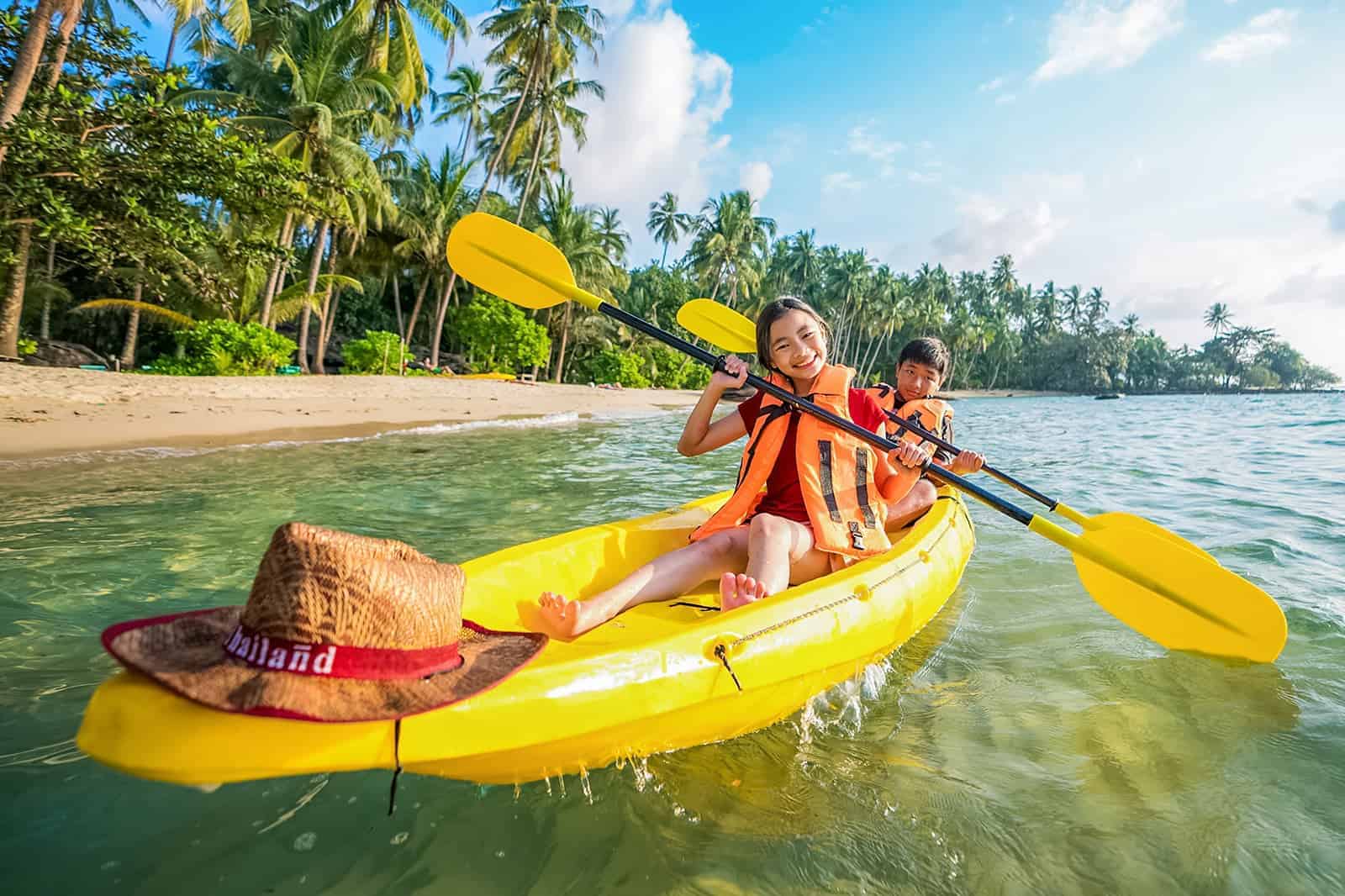 koh phi phi Chèo thuyền kayak khám phá bờ biển xinh đẹp và tận hưởng không gian yên bình trên đảo