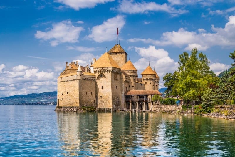 địa điểm du lịch thụy sĩ Lâu đài Chillon – viên ngọc cổ bên hồ Léman, nổi bật với kiến trúc trung cổ và khung cảnh nên thơ hiếm có