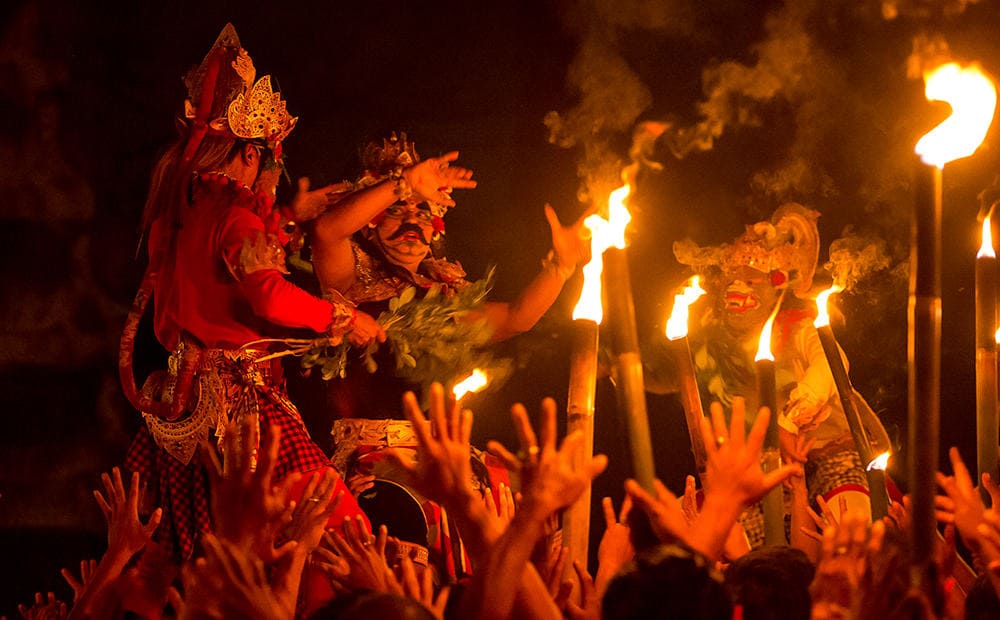 Múa lửa Kecak tái hiện sử thi Ramayana đầy kịch tính và mê hoặc