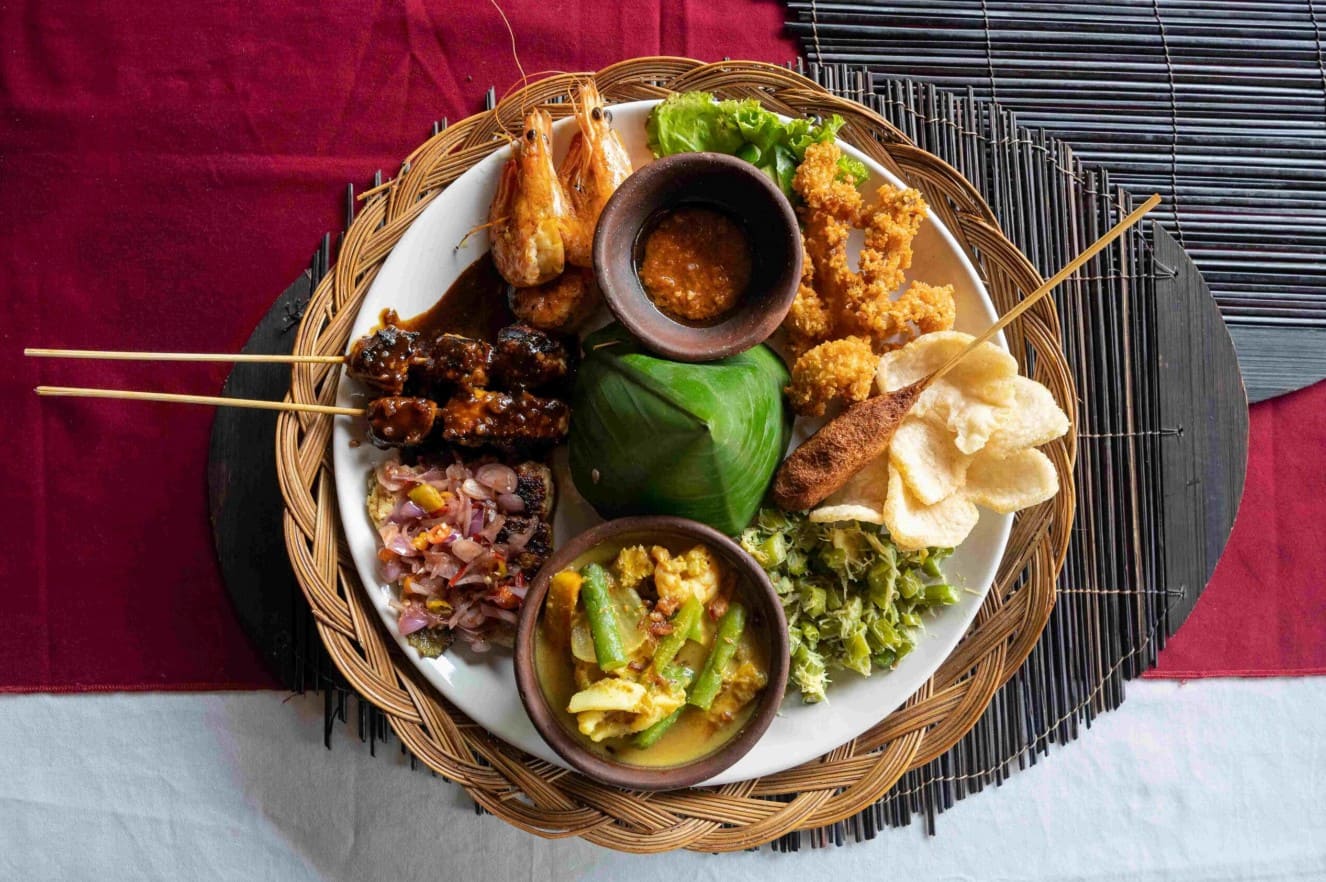Nasi Campur – cơm trộn Bali hấp dẫn với đủ hương vị trong một phần ăn