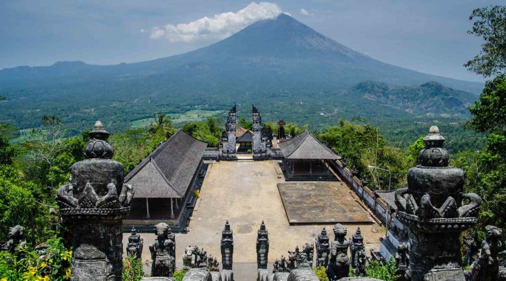 Núi Lempuyang là ngọn núi linh thiêng bao quanh đền cổ Bali