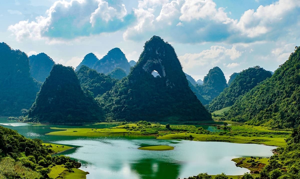 Núi Mắt Thần – tuyệt tác đá vôi độc đáo giữa lòng thung lũng Cao Bằng