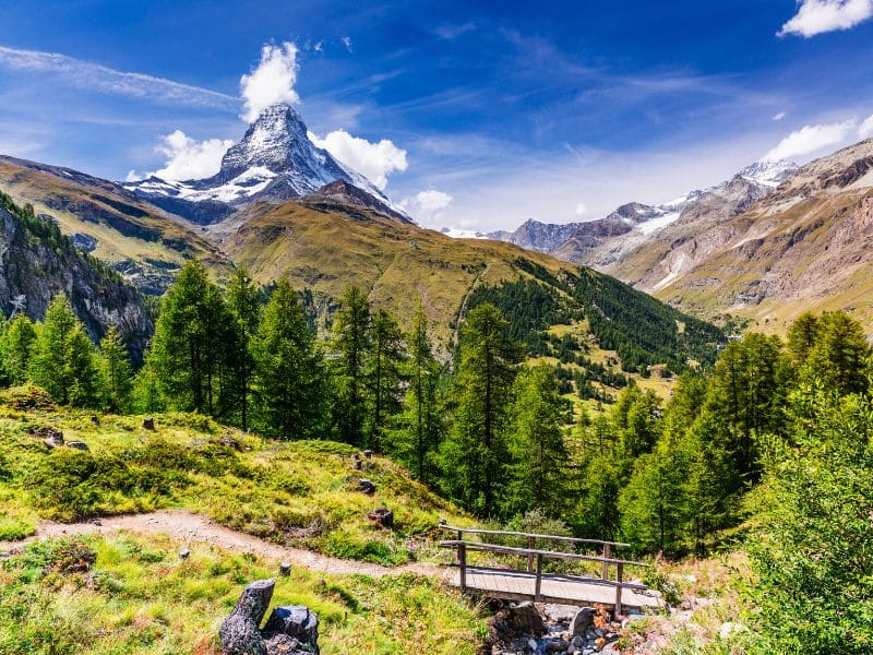 địa điểm du lịch thụy sĩ Núi Matterhorn – biểu tượng hùng vĩ của Thụy Sĩ, thu hút du khách bởi vẻ đẹp kỳ vĩ và không khí trong lành giữa dãy Alps
