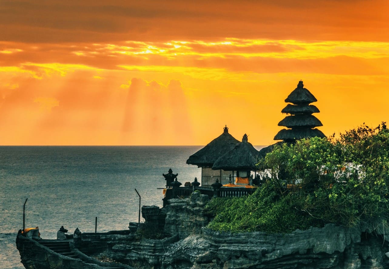 Mùa khô từ tháng 4 đến tháng 10 là thời điểm lý tưởng để khám phá Tanah Lot