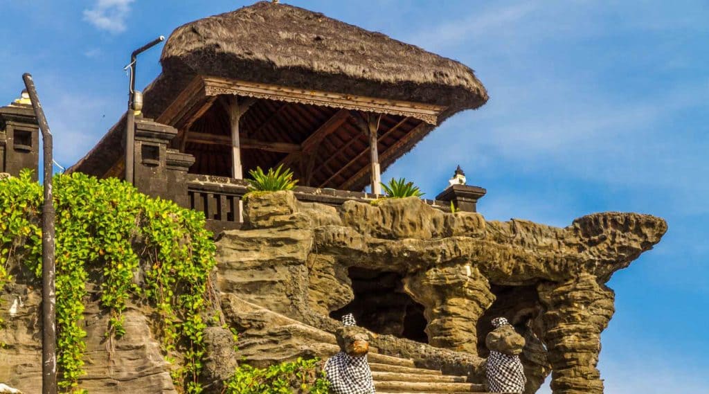 Từ Seminyak hay Canggu, bạn có thể đến Tanah Lot bằng xe máy hoặc thuê xe riêng