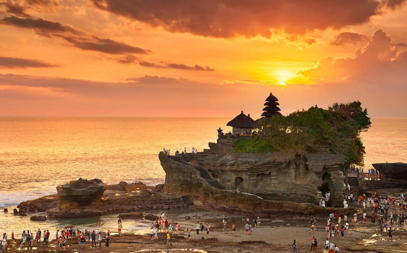 Hoàng hôn ở Tanah Lot rực rỡ và huyền ảo, tạo nên khung cảnh khó quên