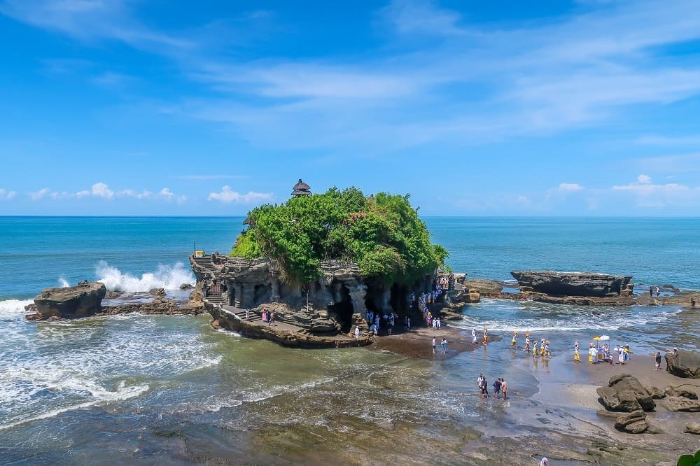 Bãi biển Tanah Lot mang vẻ đẹp hoang sơ với cát đen và sóng biển hùng vĩ
