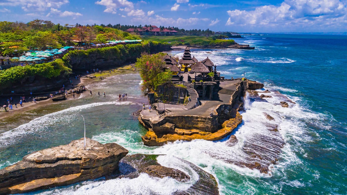 Vẻ đẹp kỳ diệu của Tanah Lot – Ngôi đền nằm trên đá giữa đại dương
