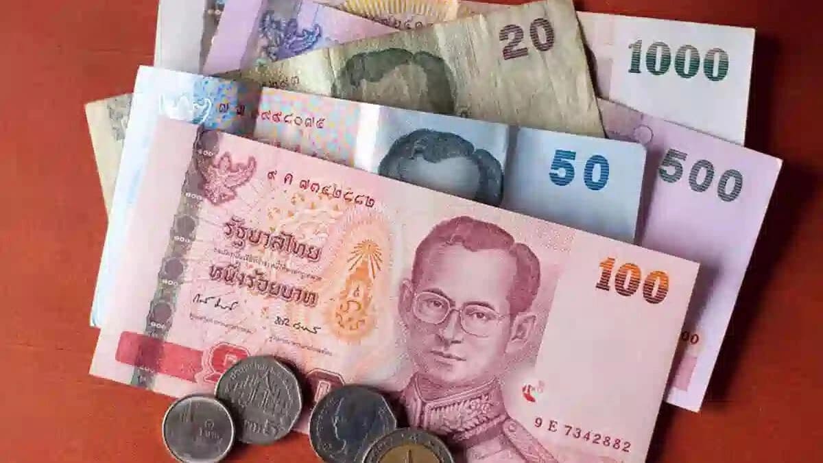 phuket Baht Thái là đơn vị tiền tệ chính thức được sử dụng tại Thái Lan