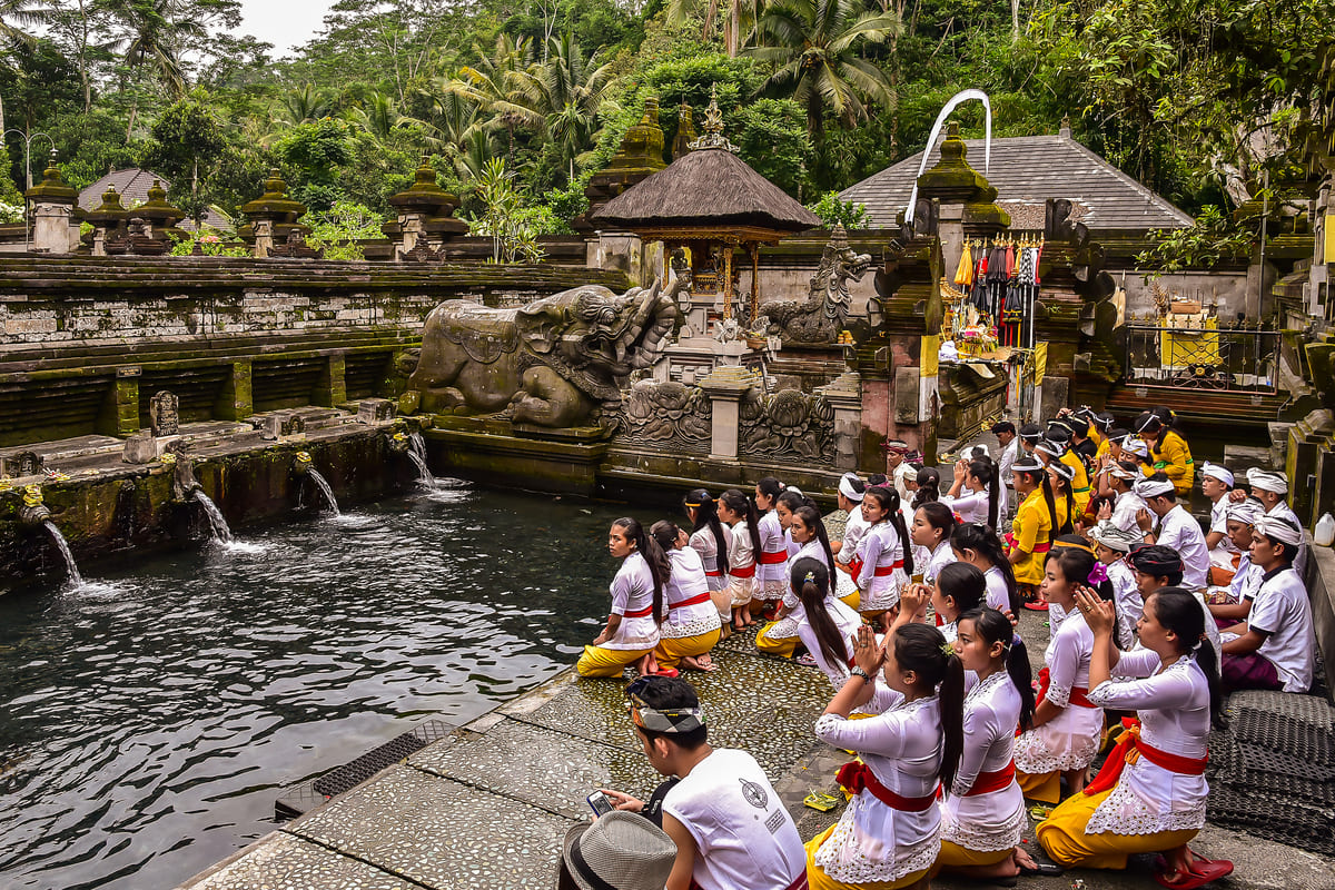 tirta empul Du khách cần tuân thủ quy định trang phục và giữ thái độ tôn nghiêm khi tham quan đền Tirta Empul