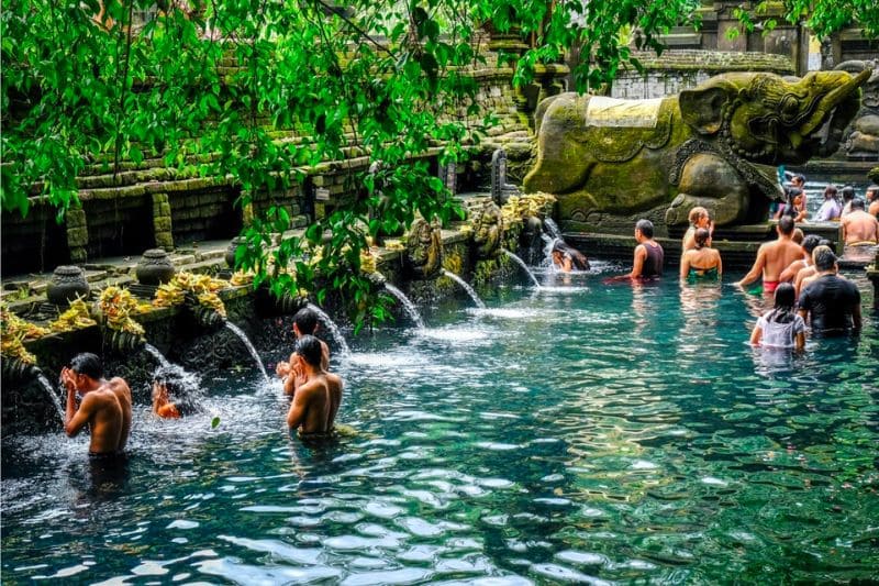 tirta empul Pura Tirta Empul là ngôi đền linh thiêng nổi tiếng với nghi lễ tắm thanh tẩy của người Bali