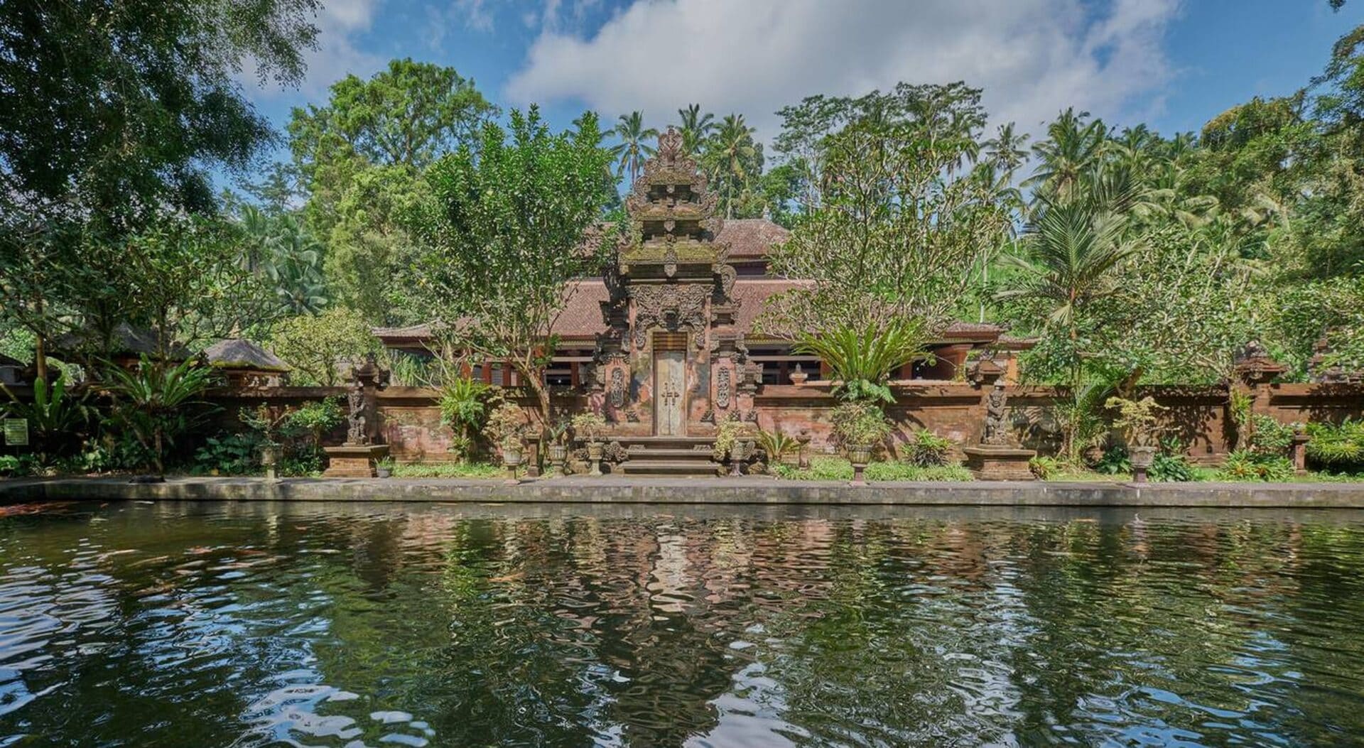 tirta empul Tirta Empul là nơi người Bali gửi gắm niềm tin vào sự bình an và may mắn