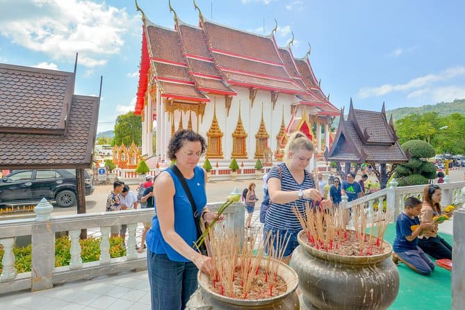 Chùa Wat Chalong mở cửa đón khách từ 7h sáng đến 17h chiều mỗi ngày