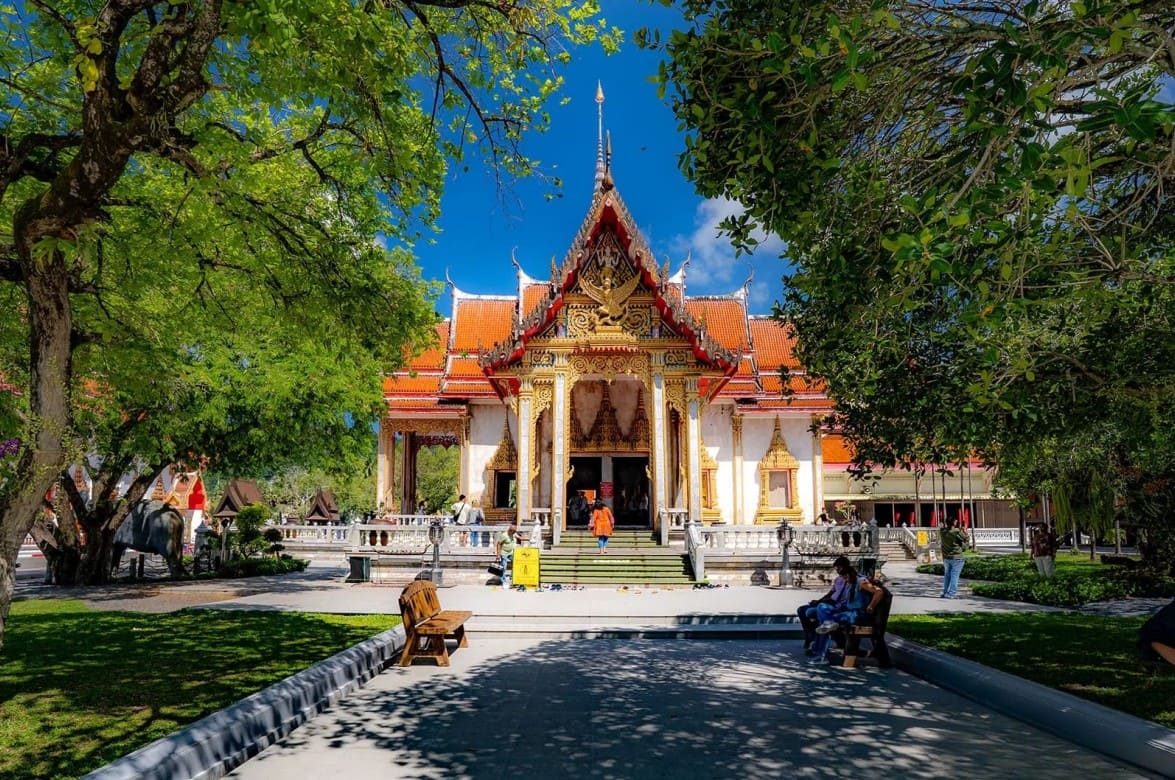 Du khách có thể đến chùa Wat Chalong bằng taxi, tuk-tuk, xe thuê hoặc xe buýt địa phương