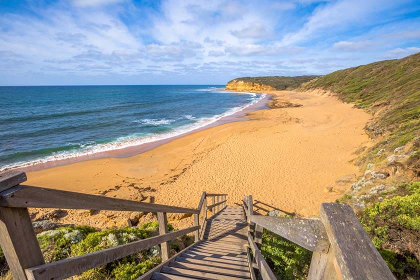 Bells Beach mang vẻ đẹp hoang sơ, với cát vàng và đồi xanh mướt