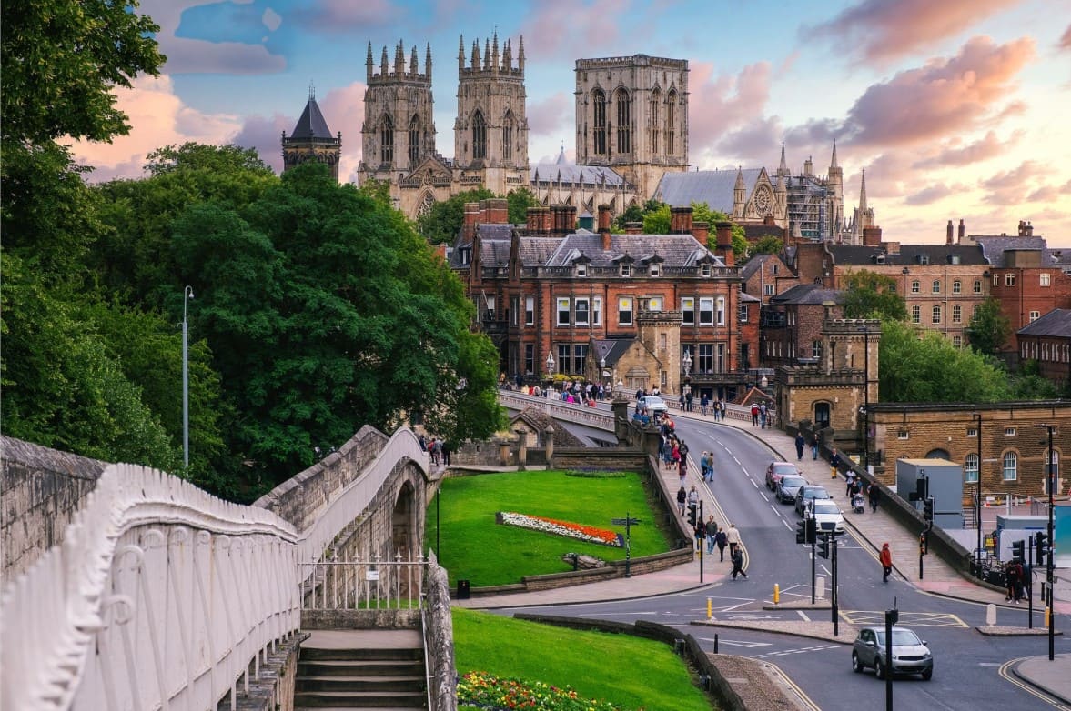 thành phố york Di chuyển đến và quanh thành phố York rất dễ dàng nhờ hệ thống tàu, xe buýt hiện đại và các tuyến đường đi bộ thuận tiện