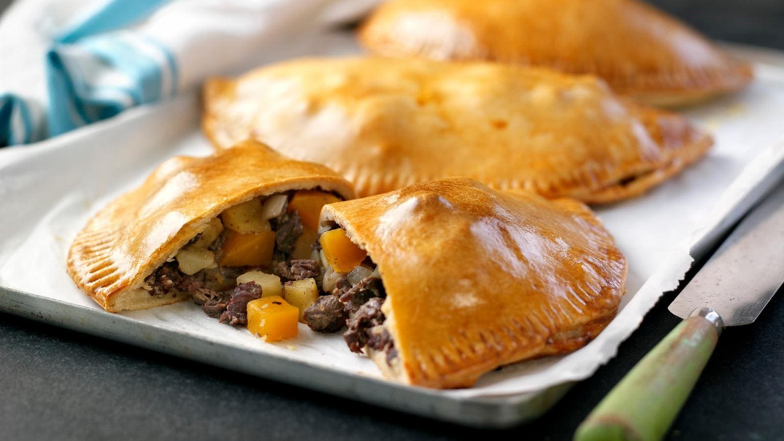 thành phố york Cornish Pasty – bánh kẹp nướng giòn nhân thịt và rau củ thơm béo đặc trưng