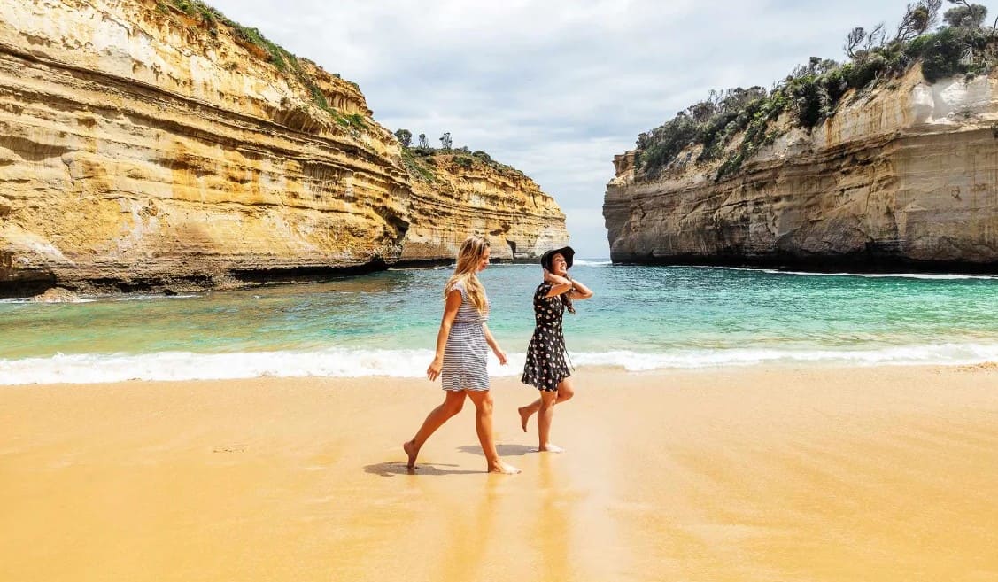 Hẻm núi Loch Ard Gorge mang vẻ đẹp thiên nhiên nguyên sơ và đầy cảm xúc