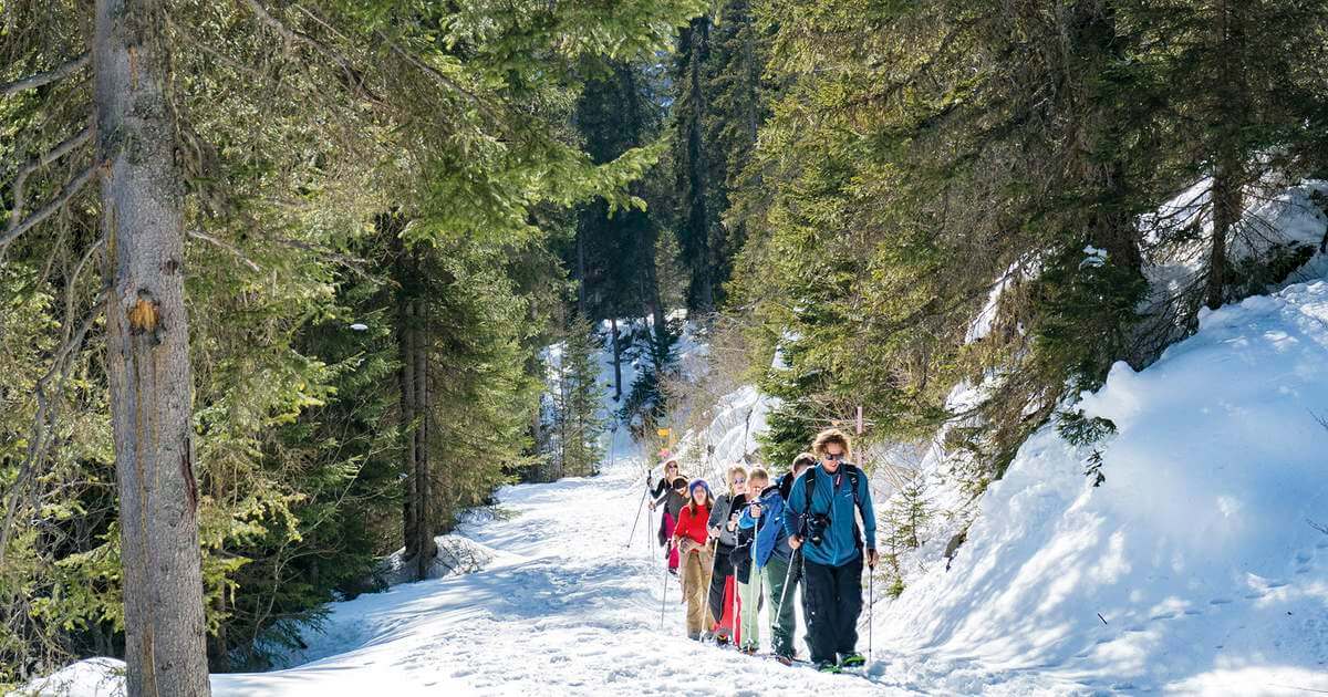 du lịch thụy sĩ mùa đông Interlaken nằm giữa hai hồ xanh, nổi tiếng với cảnh núi Alps hùng vĩ và các hoạt động mùa đông thú vị