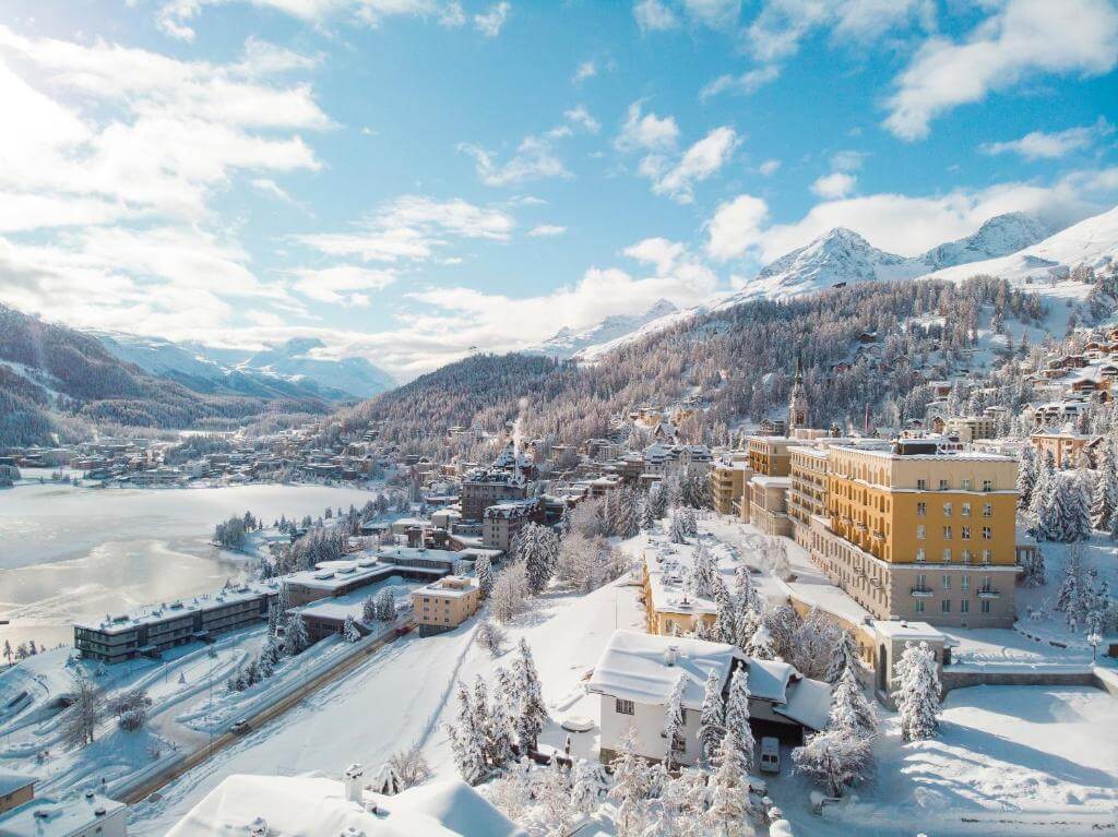du lịch thụy sĩ mùa đông St. Moritz là khu nghỉ dưỡng sang trọng nổi tiếng với trượt tuyết và các sự kiện mùa đông đẳng cấp