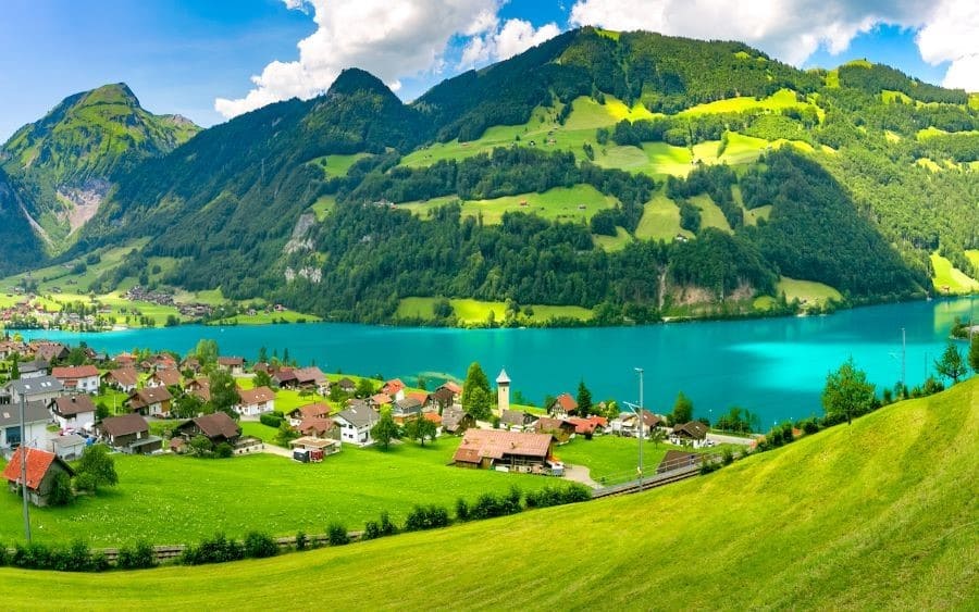 Mùa hè ở Thụy Sĩ rực rỡ với hồ xanh biếc, núi Alps hiện rõ và thời tiết lý tưởng cho các hoạt động ngoài trời