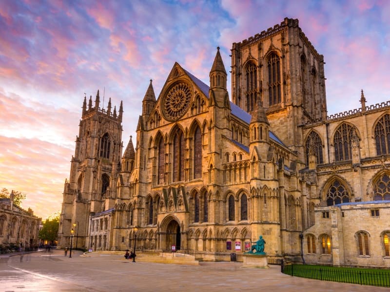 thành phố york Nhà thờ York Minster – biểu tượng tôn giáo vĩ đại với kiến trúc Gothic tráng lệ bậc nhất nước Anh