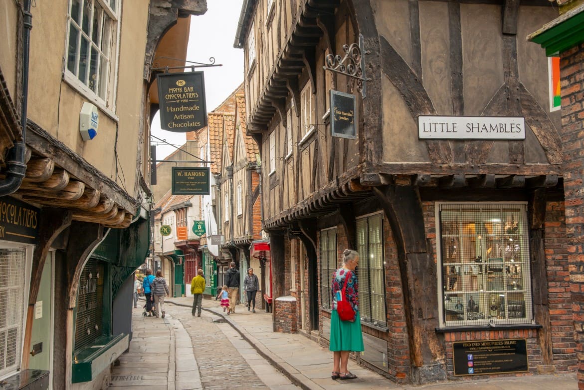 thành phố york Phố cổ Shambles – con phố Trung Cổ nổi tiếng với những ngôi nhà nghiêng đặc trưng và cửa hàng nhỏ xinh