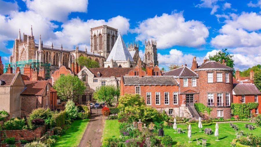 thành phố york Thời điểm lý tưởng để du lịch York là từ tháng 4 đến tháng 9, khi thời tiết ấm áp, trời trong xanh và các lễ hội diễn ra sôi động