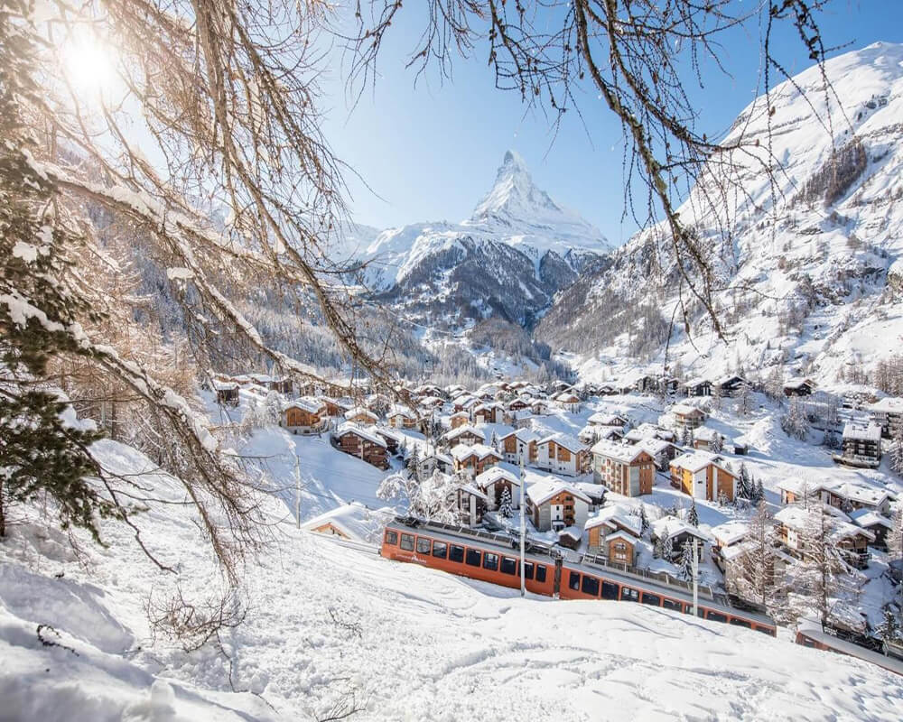 du lịch thụy sĩ mùa đông Zermatt là thị trấn núi nhỏ tuyệt đẹp dưới chân Matterhorn, nổi tiếng với trượt tuyết và cảnh tuyết trắng