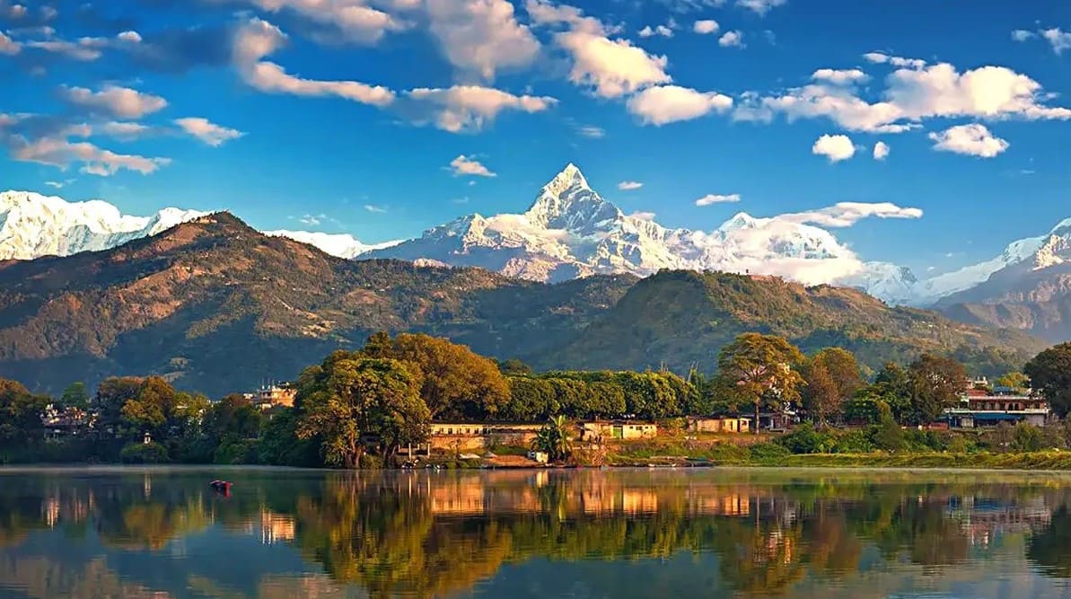 du lịch nepal Pokhara là thành phố thơ mộng bên hồ Phewa, nơi du khách ngắm Himalaya và trải nghiệm trekking dễ dàng nhất Nepal