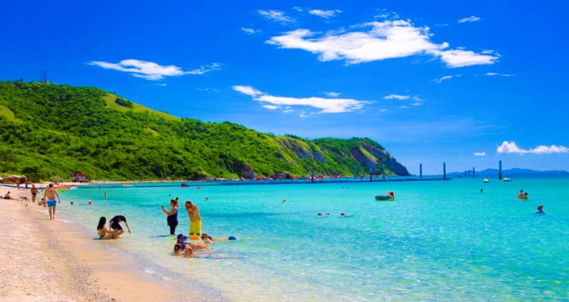 Bãi biển Jomtien là nơi lý tưởng để thư giãn và tắm nắng bên làn nước trong xanh