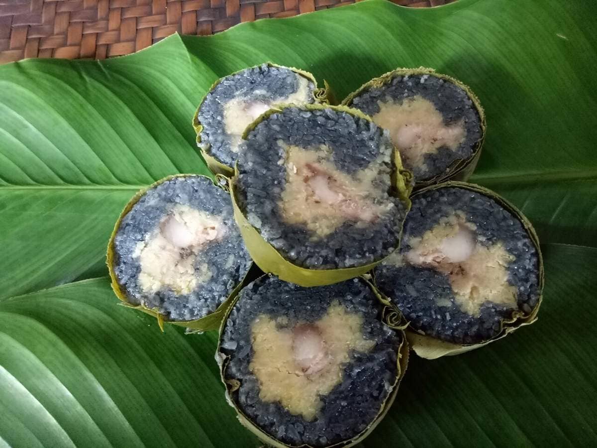 Bánh chưng đen Tây Bắc dẻo thơm, nhân đỗ thịt đậm đà, màu sắc độc đáo