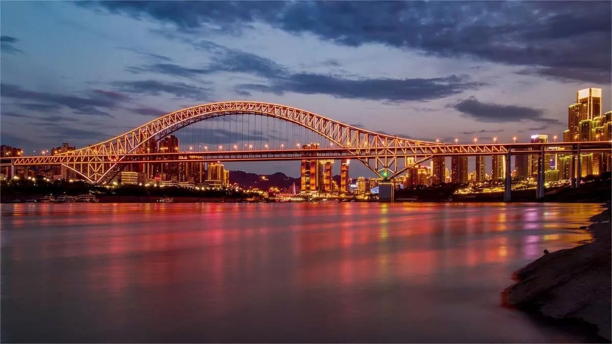 du lịch trùng khánh Cầu Chaotianmen là biểu tượng hiện đại nổi bật giữa hai dòng sông của Trùng Khánh