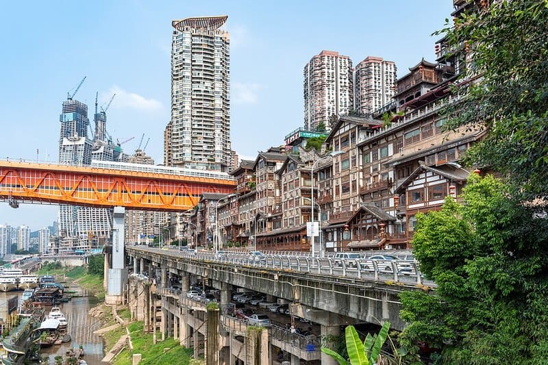 hồng nhai động Đứng trên cầu Thiên Tư Môn để ngắm trọn vẻ đẹp huyền ảo của Hồng Nhai Động