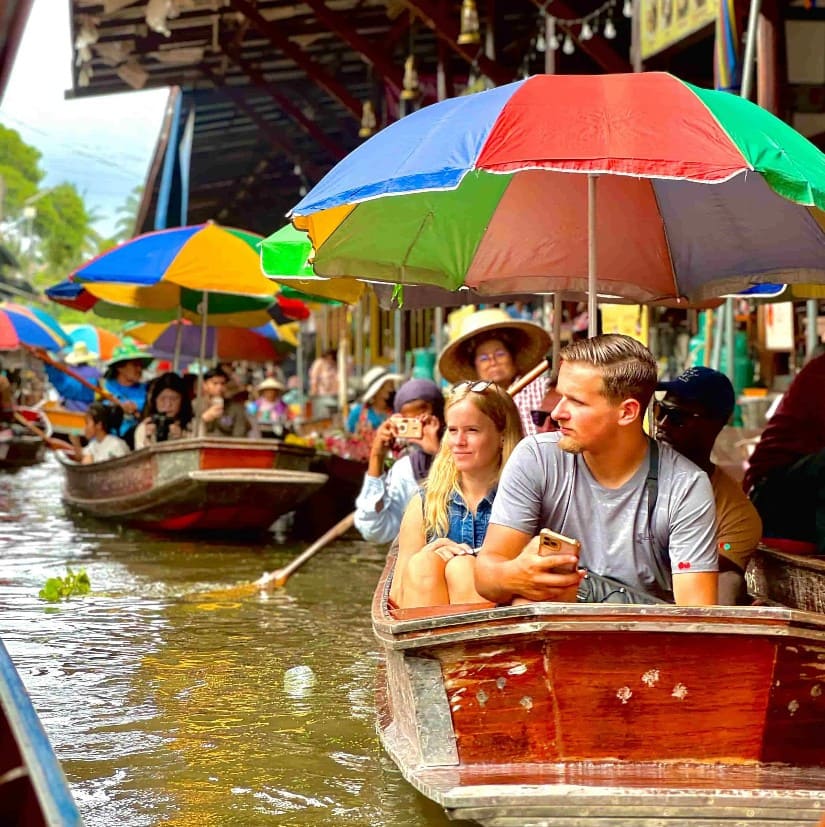 Trải nghiệm đi thuyền quanh chợ nổi Ayutthaya giúp cảm nhận trọn vẹn không gian sông nước truyền thống
